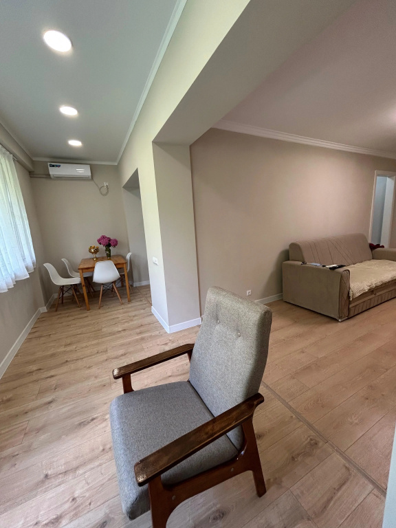 Uyutnaya Kvartira s Morem Cherez Dorogu Flat