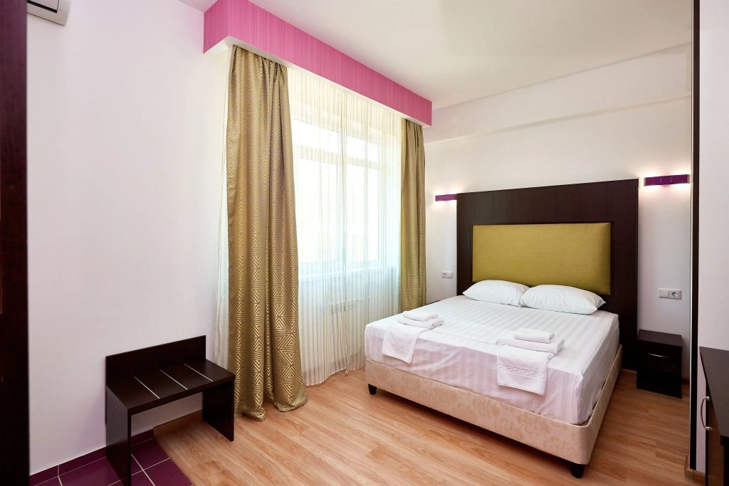Deluxe Double room with balcony and with garden view (full double bed)