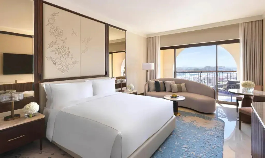 The Ritz-Carlton Abu Dhabi, Grand Canal Hotel - Général