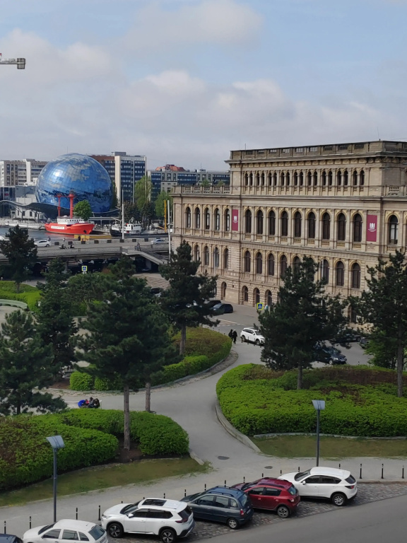 Апартаменты 2-х комнатные с видом на планету Земля — фото
