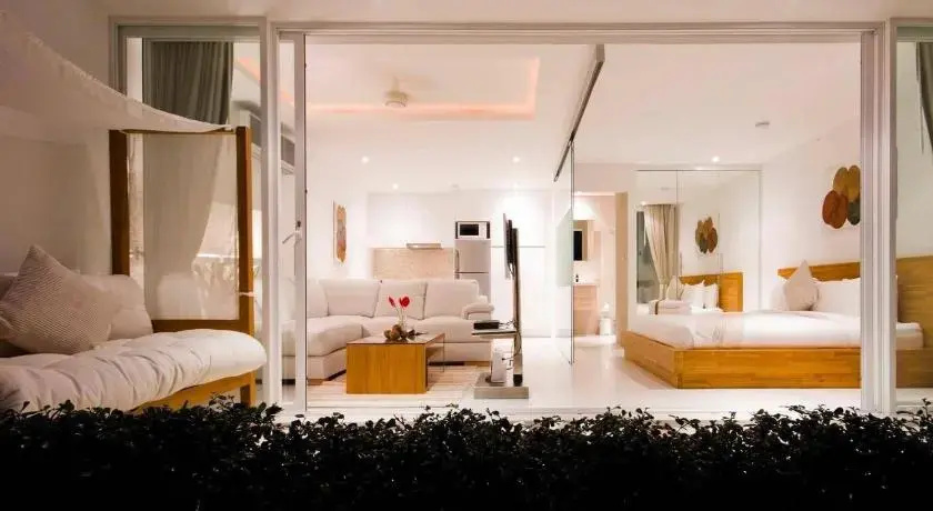 1 Bedroom Pool Access Double Suite with balcony and with sea view (full double bed)