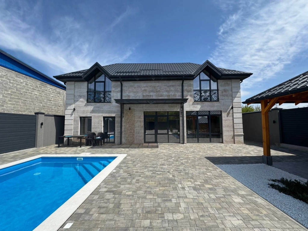 Четырёхместный коттедж в Времена года