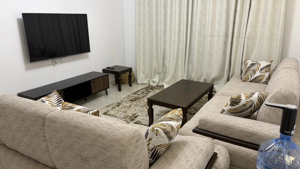 Divine Homes Cosy 2 Bedroom Next to Airport Apartments