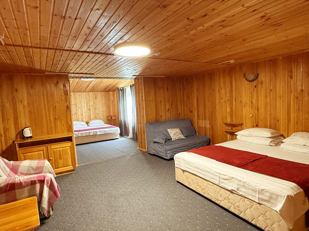 Четырёхместный номер Superior с красивым видом из окна в Легенда