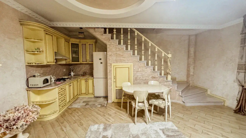 Семейный коттедж с балконом и с красивым видом из окна в Усадьба в горах