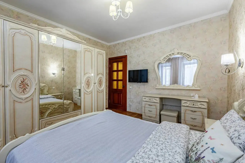 Квартира Трехкомнатная с изолированными комнатами около Кремля — фото