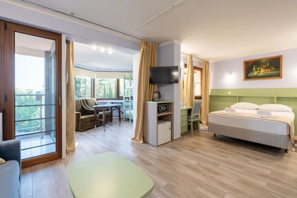 Двухместный полулюкс Suite Prestige с 2 комнатами двуспальная кровать в Шексна