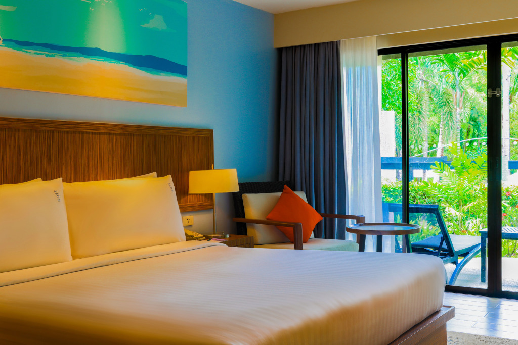 Четырёхместный семейный люкс с балконом в Holiday Inn Resort Phuket Surin Beach, an IHG Hotel