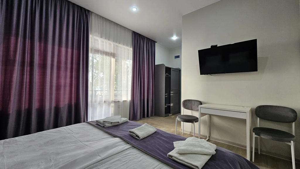 Double Junior Suite with balcony and with partial sea view (full double bed)