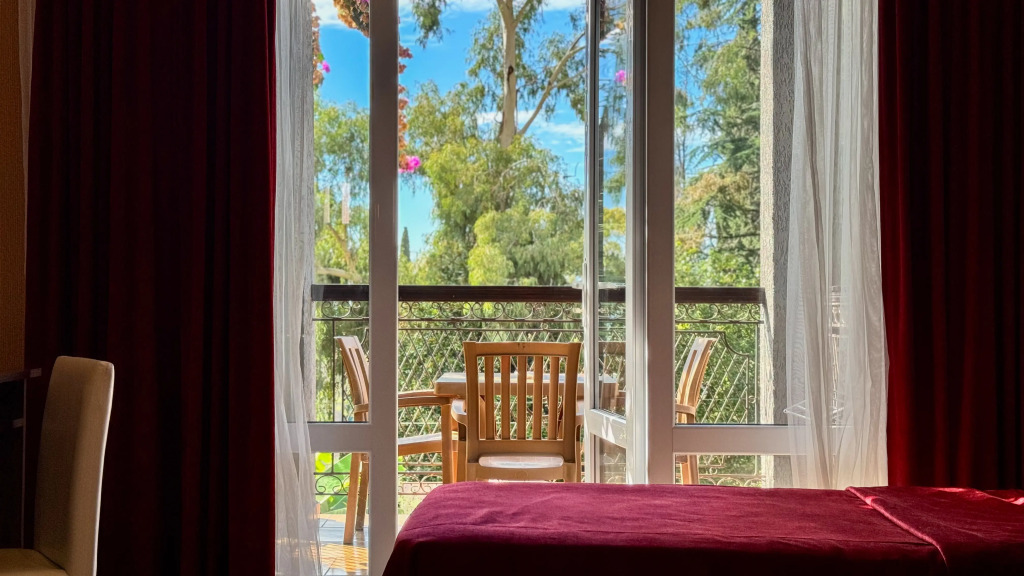 Трёхместный номер Супериор c 1 комнатой с балконом и с красивым видом из окна в Aimara