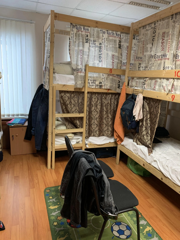 Кровать в общем номере (мужской номер) с красивым видом из окна в Красная Москва