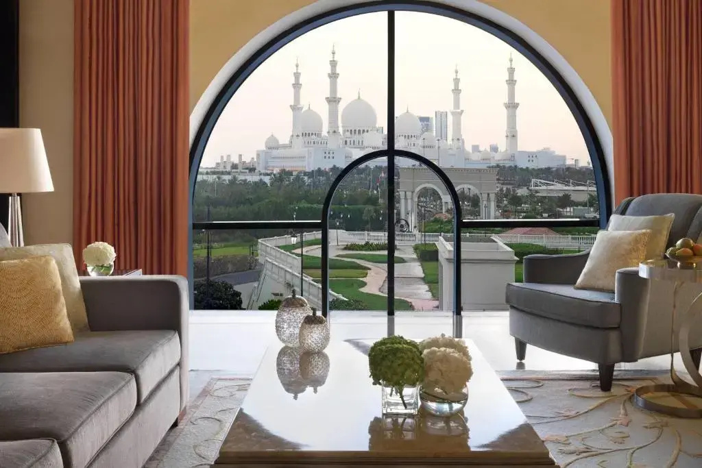 The Ritz-Carlton Abu Dhabi, Grand Canal Hotel - Général