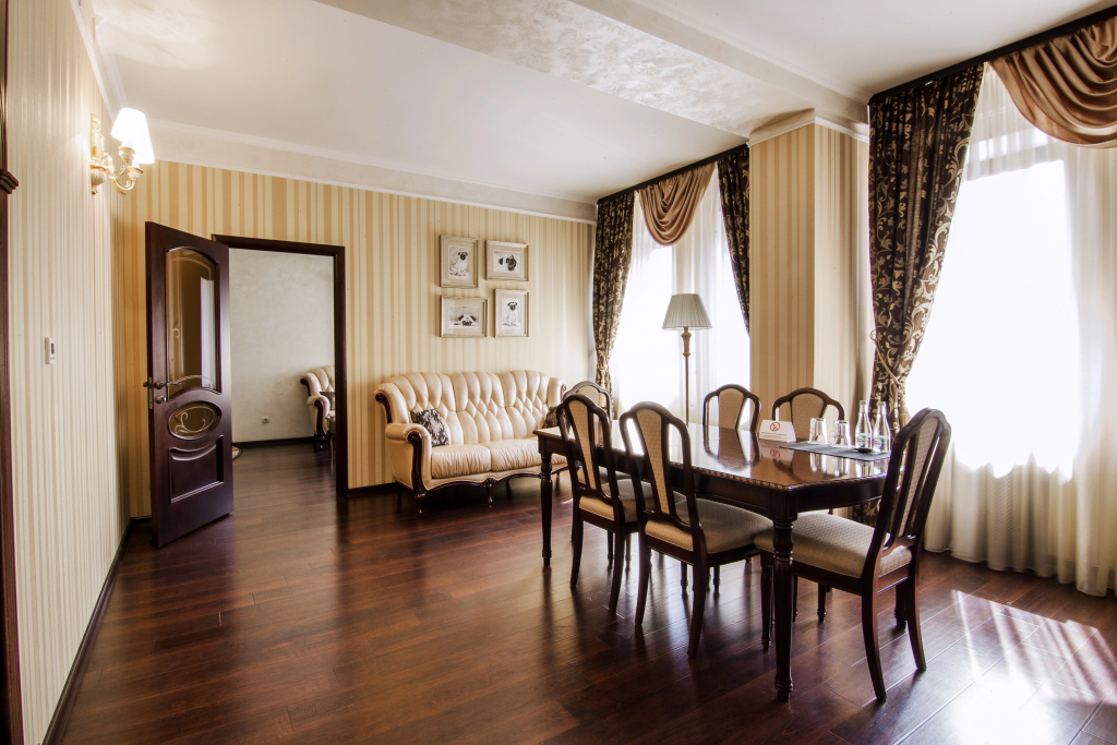 Plaza Hotel Room Type - Plus Double Plaza Suite full double bed