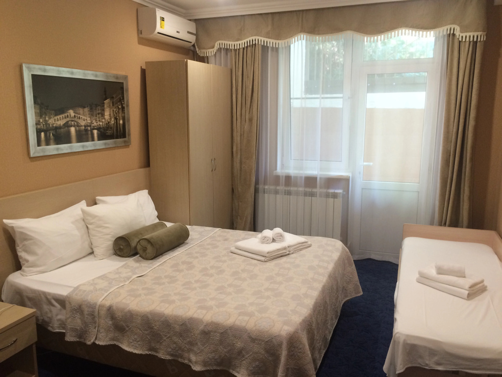 Standard Triple room