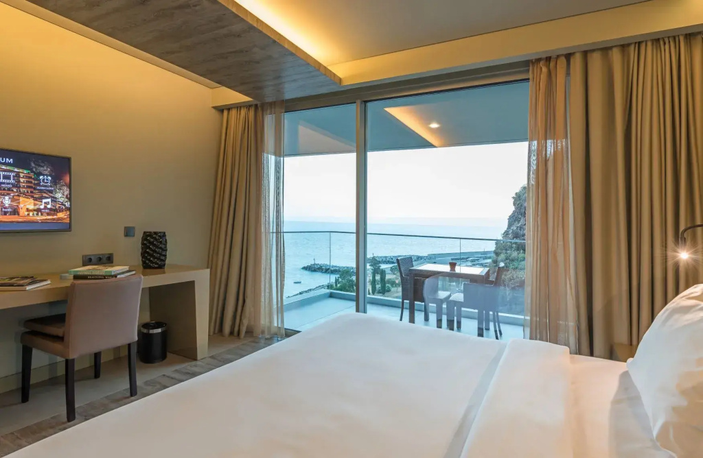 Ocean Double room with balcony (full double bed)