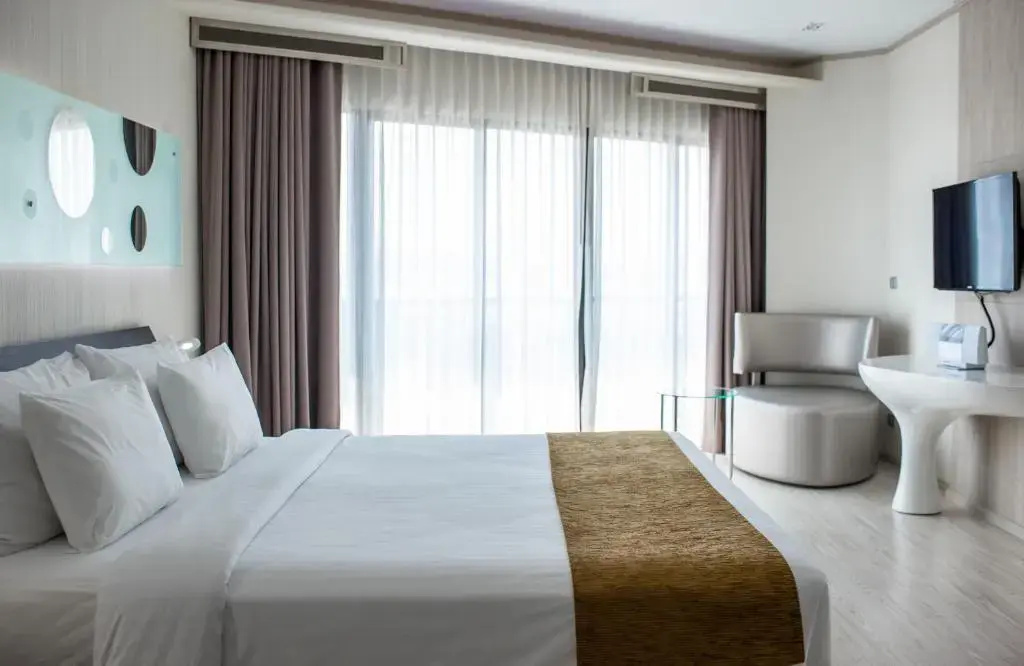 Deluxe CHIC Tower Double room with balcony (full double bed)