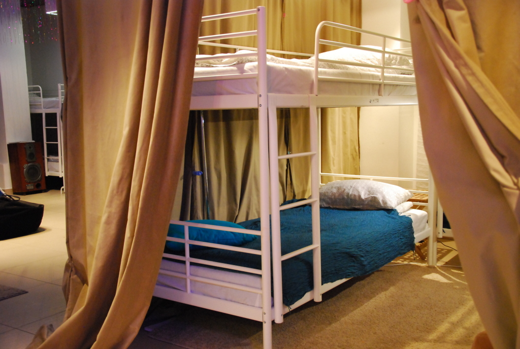 Кровать в общем номере (Без окна) в Royal