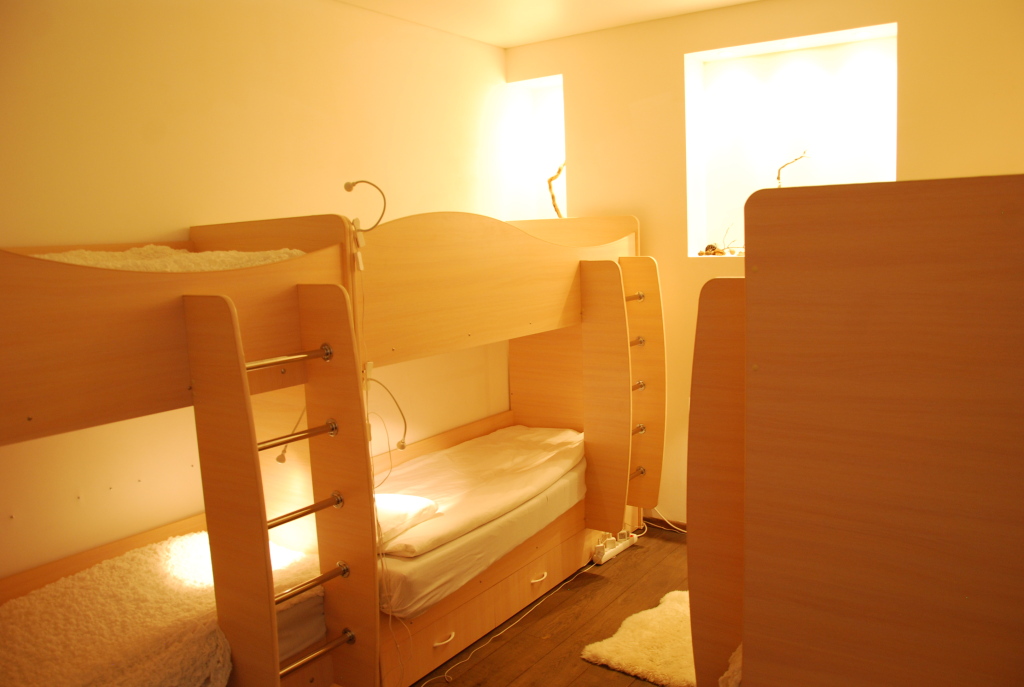 Кровать в общем номере (Без окна) (женский номер) в Royal