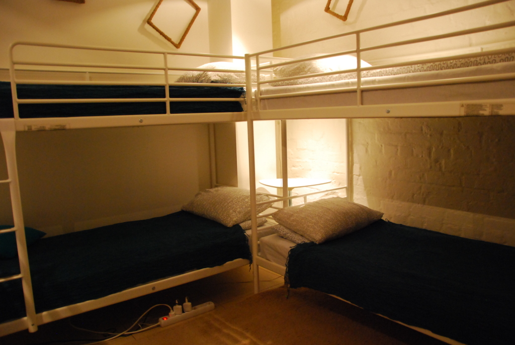 Кровать в общем номере (Без окна) в Royal