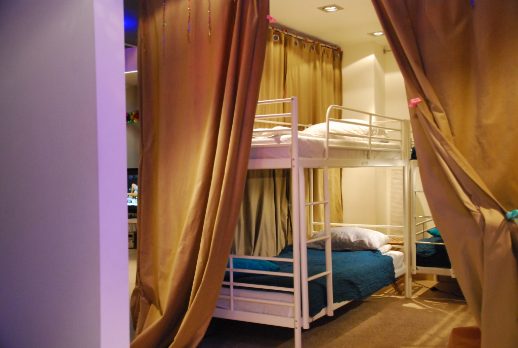 Кровать в общем номере (Без окна) в Royal