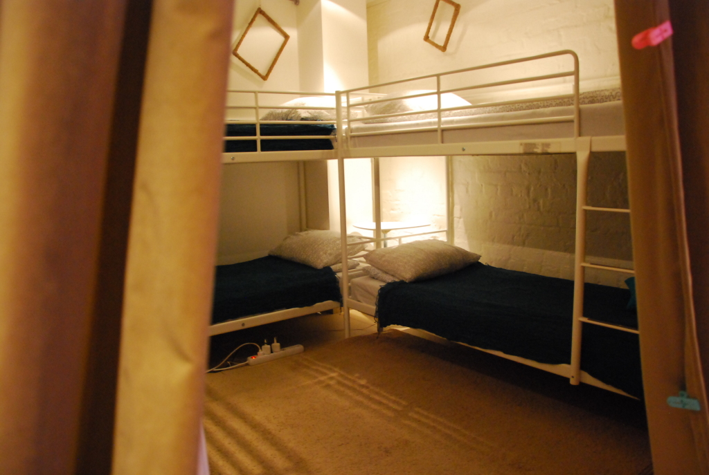 Кровать в общем номере (Без окна) в Royal