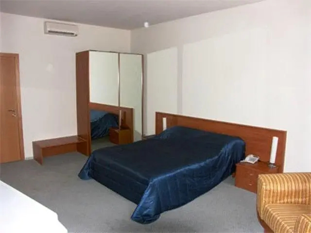 Iceberg Hotek Room Type - Double Suite full double bed