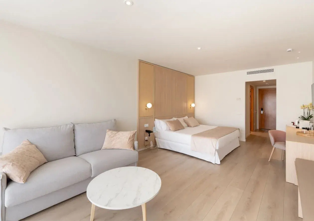 Premium Double room with balcony (full double bed)