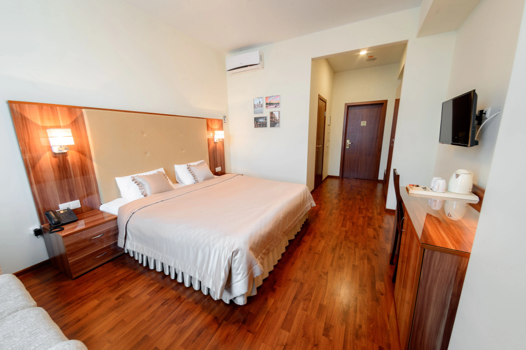 Metropolis Hotel Room Type - Superior Double room full double bed