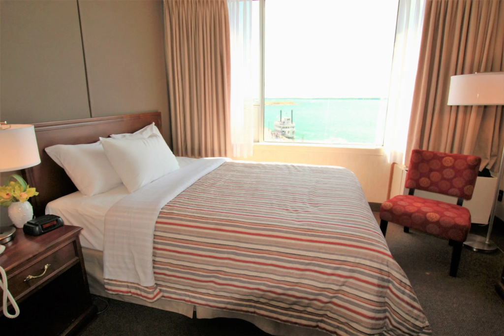Economy Double room with lake view (full double bed)