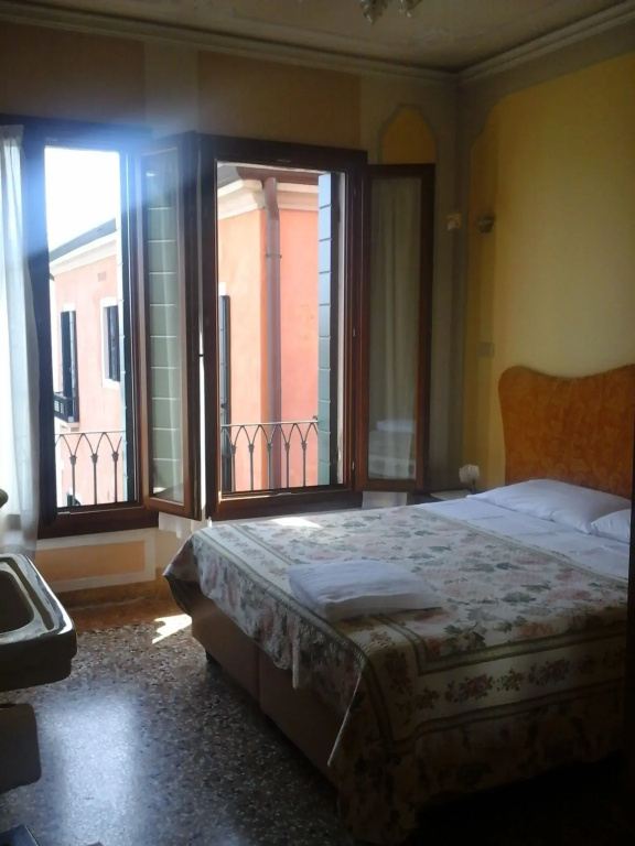 Standard Double room with canal view (full double bed)