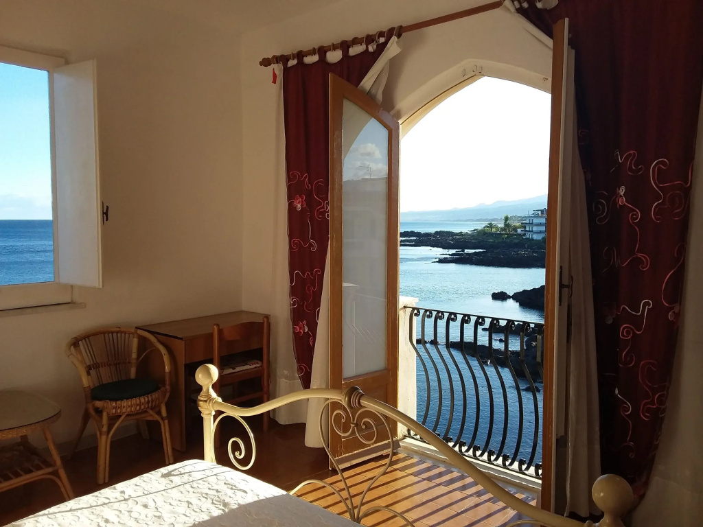 Standard Double room with sea view (full double bed)