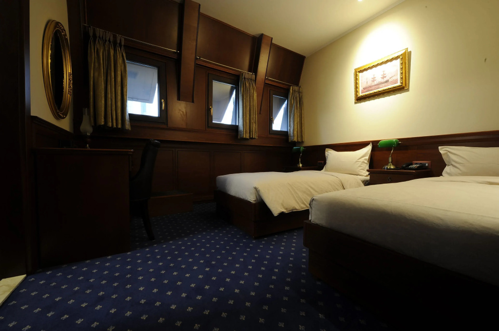 Standard Double room with river view (full double bed)