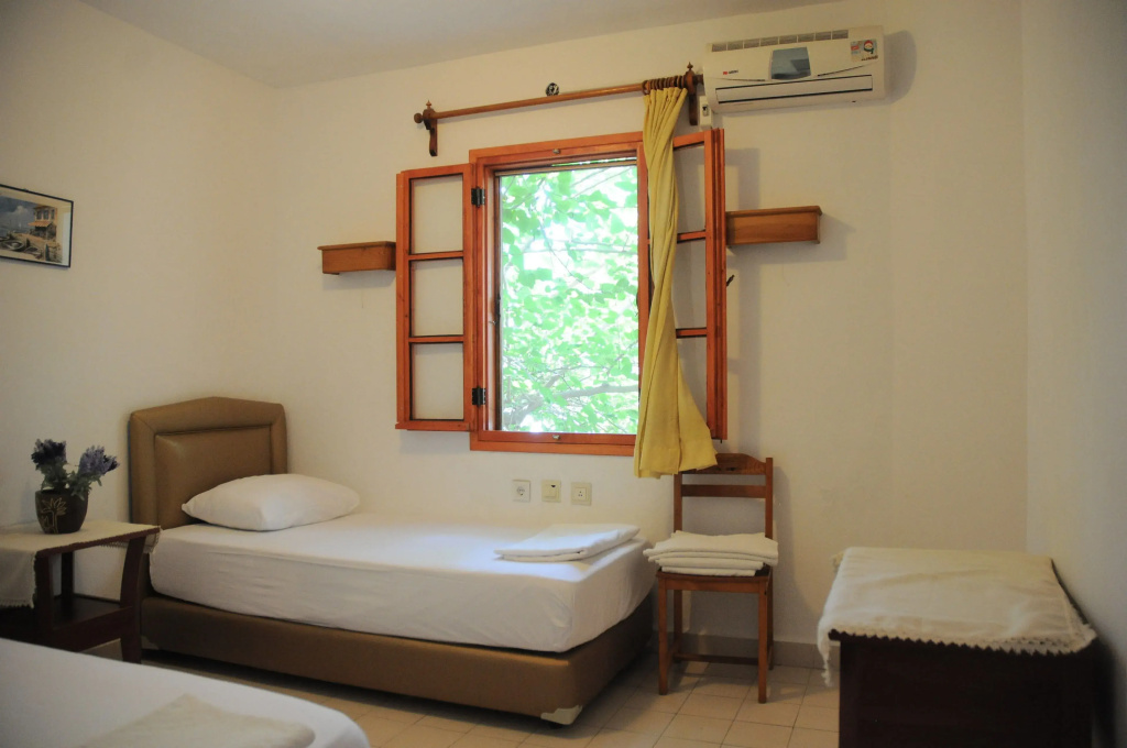 Standard Quadruple room with garden view