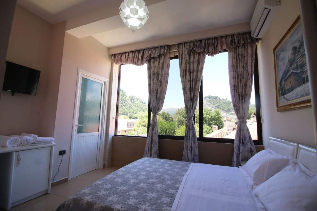 Deluxe Double room (full double bed)