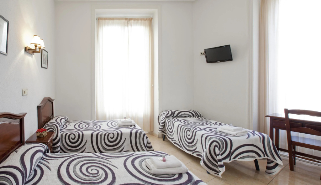 Standard Triple room