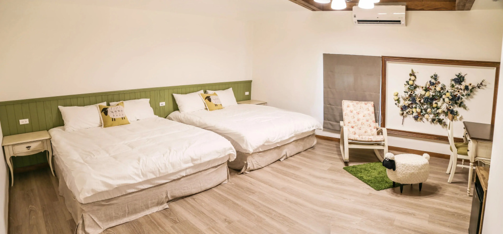 Standard Quadruple room with city view