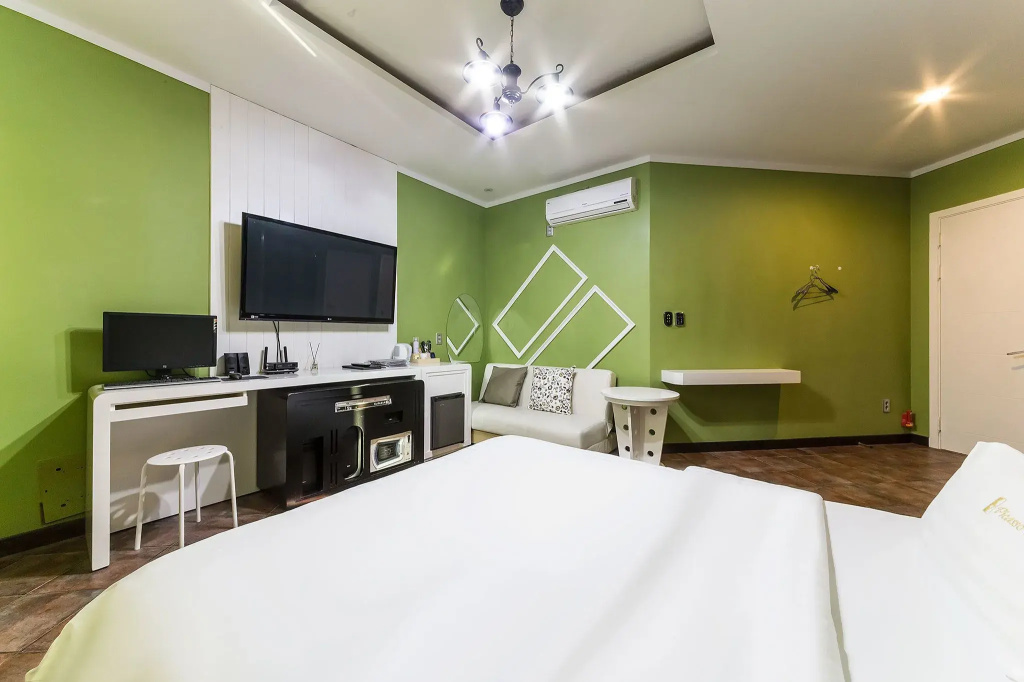 Deluxe Double room (full double bed)
