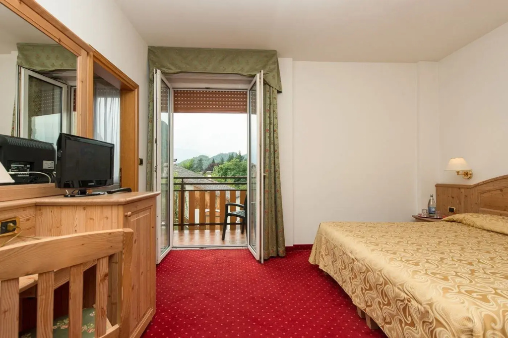 Classic Double room (full double bed)