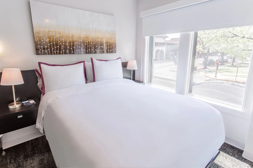 1 Bedroom Luxury Double room with park view full double bed