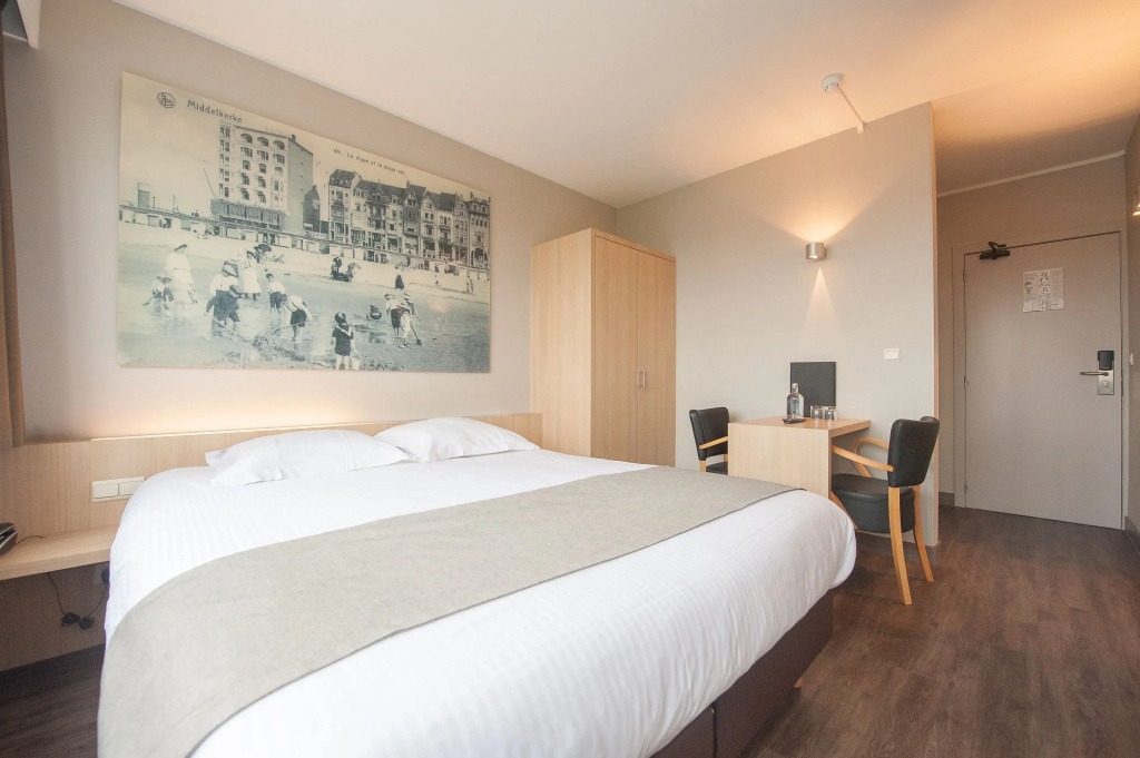 Standard Double room with city view (full double bed)