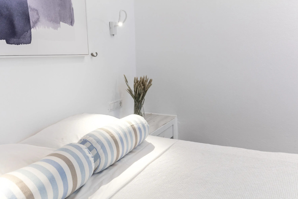 Standard Triple room with partial sea view