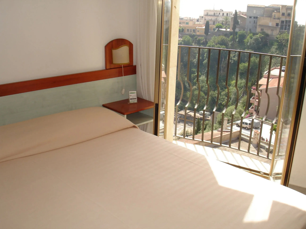 Standard Double room with partial sea view (full double bed)