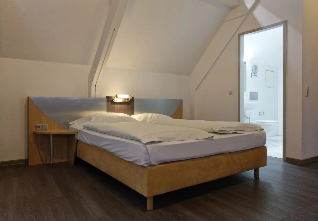 Double room (full double bed)