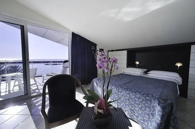 Deluxe Double room with sea view (full double bed)
