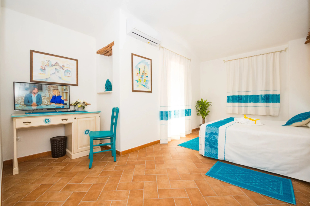 Deluxe Double room with balcony (full double bed)