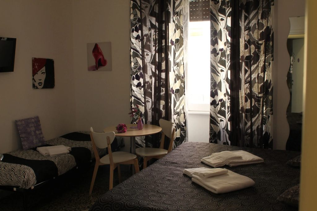 Standard Triple room