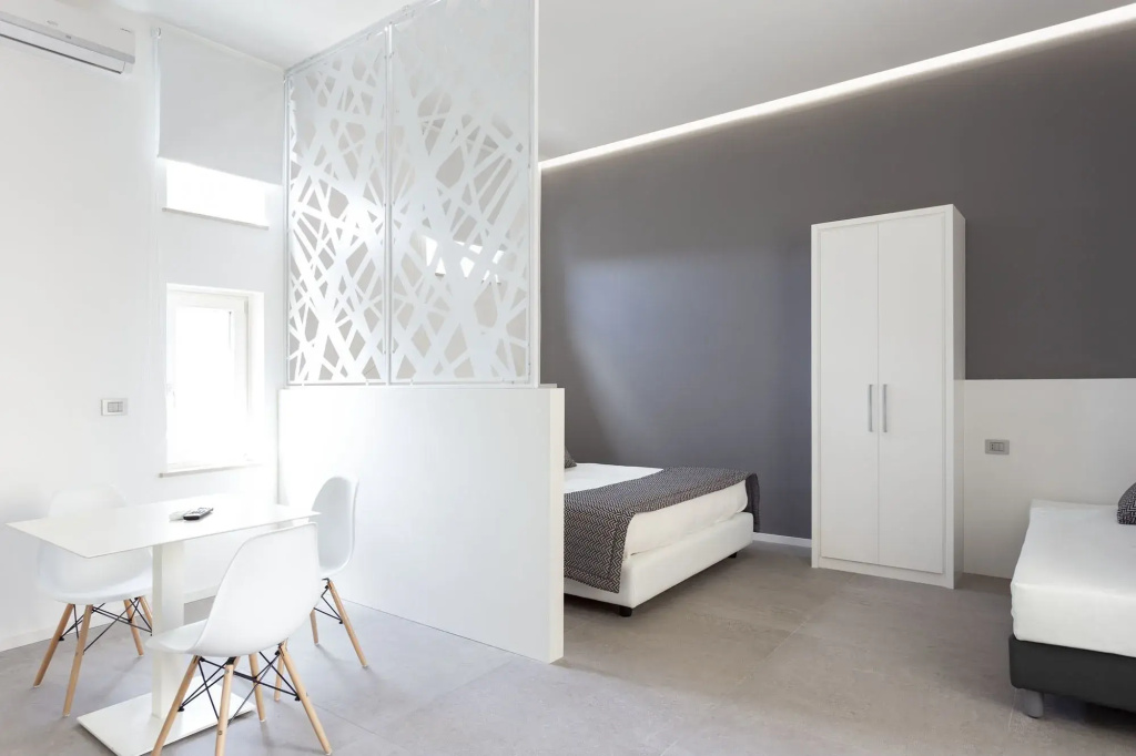 Double Suite with courtyard view (full double bed)