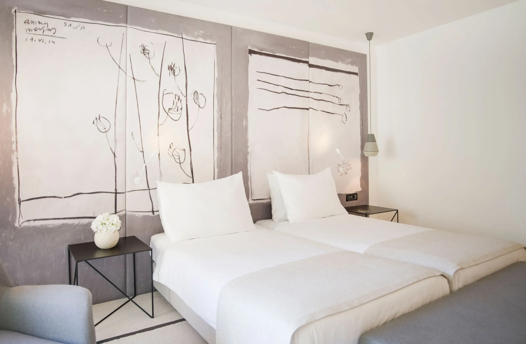 Classic Double room with balcony (full double bed)
