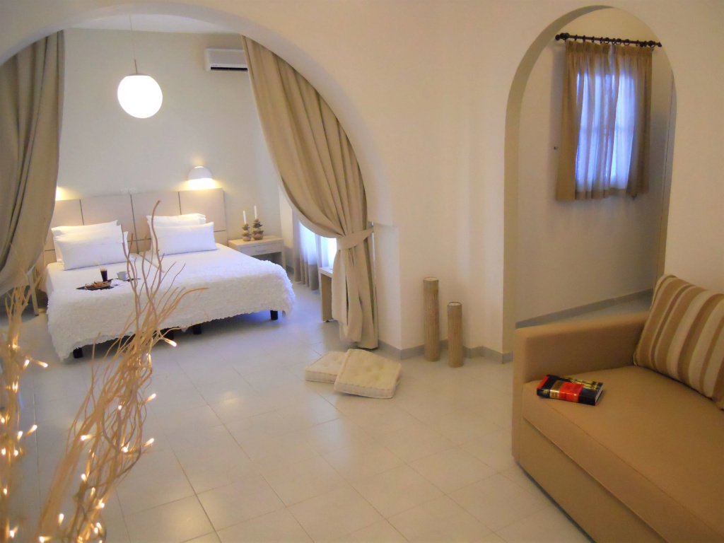 Standard Family room with garden view