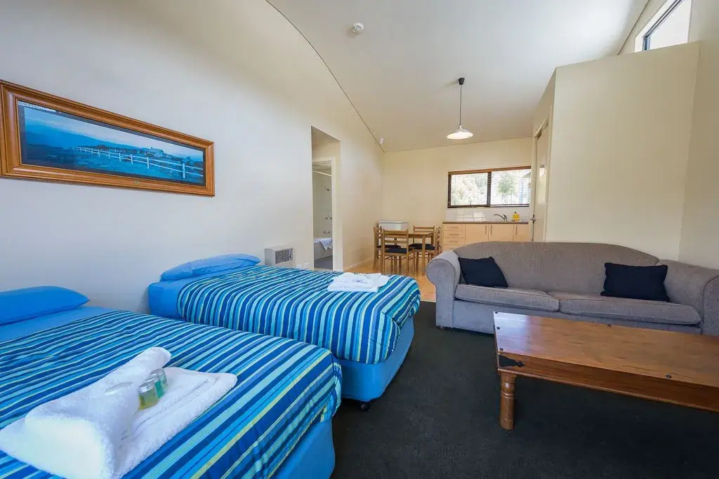 一臥室四人家庭套房，配有雙人床